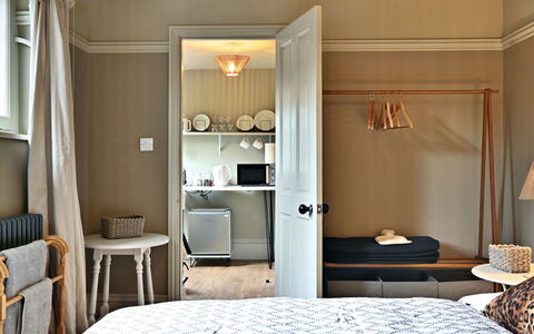 St Germain'S Annexe: Möbel, Bett, Interior Design, Schlafzimmer, Bedding, Wand, Bettdecke, Holz, Fussboden, Flooring