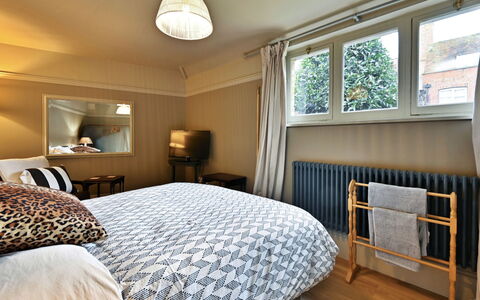 St Germain'S Annexe: Bett, Möbel, Bedding, Interior Design, Schlafzimmer, Bettdecke, Wand, Fussboden, Flooring, Linens
