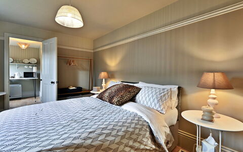 St Germain'S Annexe: Bett, Interior Design, Schlafzimmer, Bedding, Bettdecke, Möbel, Decke, Holz, Linens, Flooring
