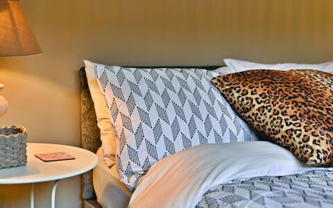 St Germain'S Annexe: Möbel, Schlafzimmer, Bett, Kissen, Bedding, Interior Design, Linens, Bettdecke, Dekokissen, Gelb