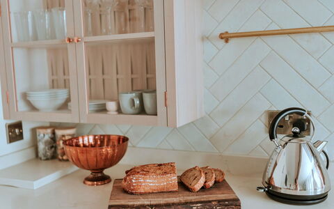 Tenterden 602: Küche, Countertop, Geschirr, Küchengerät, Cabinetry, Holzbeize, Obst, Schublade