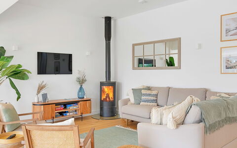 Firethorn: Möbel, Flooring, Interior Design, Couch, Holz, Wohnzimmer, Fussboden, Beleuchtung, Zimmer, Decke