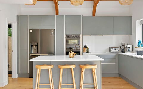 Firethorn: Möbel, Küche, Küchengerät, Countertop, Interior Design, Flooring, Cabinetry, Major Appliance, Holz, Fussboden