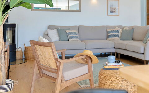 Firethorn: Möbel, Holz, Interior Design, Couch, Wohnzimmer, Flooring, Fussboden, Zuhause, Komfort, Dekokissen