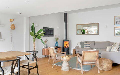 Firethorn: Möbel, Interior Design, Flooring, Holz, Fussboden, Wohnzimmer, Stuhl, Tabelle, Couch, Holzboden