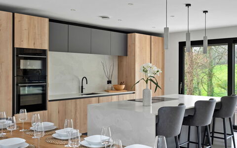 Orchard Rise: Möbel, Küche, Countertop, Interior Design, Flooring, Holz, Cabinetry, Fussboden, Light Fixture, Küche & Esszimmer Tisch