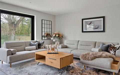 Orchard Rise: Möbel, Couch, Flooring, Interior Design, Wohnzimmer, Fussboden, Tabelle, Dekokissen, Holzboden