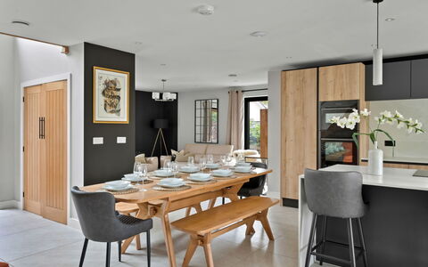 Orchard Rise: Möbel, Interior Design, Flooring, Stuhl, Esszimmer, Tabelle, Küche & Esszimmer Tisch, Fussboden, Holz, Zimmer