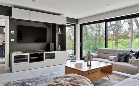 Orchard Rise: Möbel, Interior Design, Flooring, Fernsehen, Regal, Fussboden, Regale, Holz, Wohnzimmer, Fernsehgerät