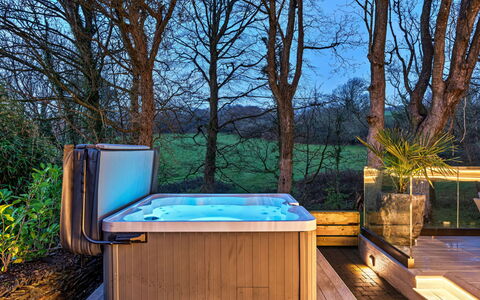 Orchard Rise: Badewanne, Armatur, Jacuzzi, Zimmerpflanze, Schwimmbad, Holzbeize, Blumentopf, Installation