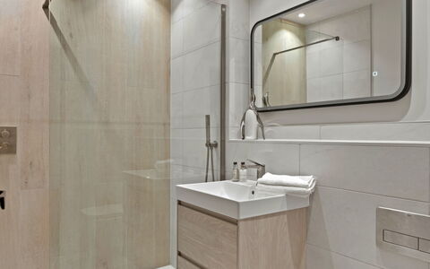 Orchard Rise: Flooring, Badezimmer, Armatur, Interior Design, Wand, Fussboden, Zapfhahn, Installation, Spiegel, Sinken