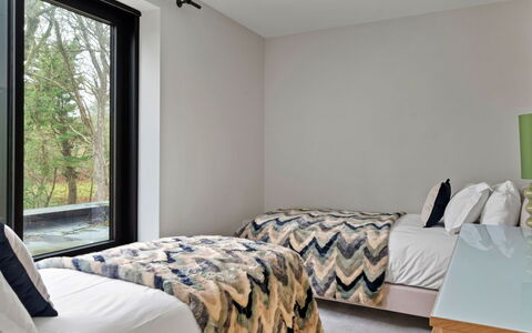 Orchard Rise: Bett, Möbel, Schlafzimmer, Interior Design, Bedding, Bettdecke, Wand, Holz, Linens, Flooring
