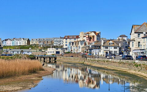 Bude Bolthole: Gebäude, Wohngebiet, Nachbarschaft, Küste, Bank, Kanal, Küsten Und Ozeanische Forms, Ufer, Vorort
