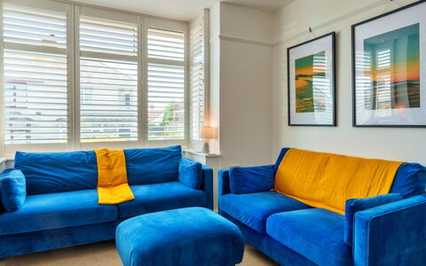 Bude Bolthole: Couch, Möbel, Interior Design, Wohnzimmer, Wohnung, Dekokissen, Fussboden, Flooring, Kissen