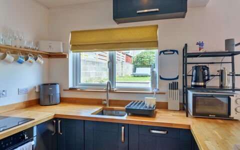 Bude Bolthole: Küchengerät, Küche, Möbel, Countertop, Interior Design, Major Appliance, Cabinetry, Holz, Flooring, Haushaltsgerät