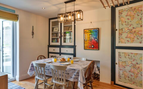 Bude Bolthole: Möbel, Interior Design, Wand, Flooring, Holz, Esszimmer, Decke, Light Fixture, Stuhl, Tabelle
