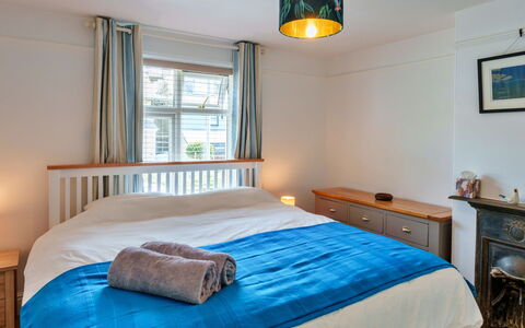Bude Bolthole: Möbel, Interior Design, Bett, Schlafzimmer, Wand, Holz, Decke, Zimmer, Fussboden, Flooring