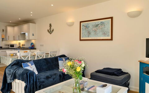Bude, Upper Deck: Möbel, Interior Design, Couch, Flooring, Zimmer, Decke, Wohnzimmer, Fussboden, Bilderrahmen, Wohnung