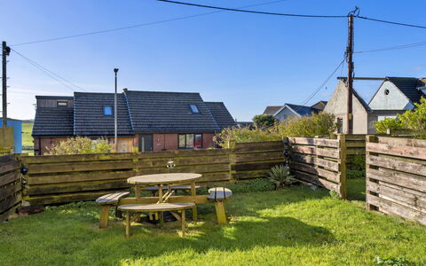 Bude, Upper Deck: Himmel, Dach, Haus, Grundstueck, Zuhause, Wolke, Ländliches Gebiet, Hütte, Hinterhof, Zaun
