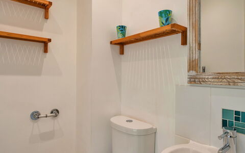 Bude, Upper Deck: Interior Design, Armatur, Badezimmer, Flooring, Fussboden, Installation, Zapfhahn, Zimmer, Fliese, Holzbeize
