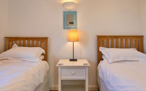 Bude, Upper Deck: Bett, Möbel, Schlafzimmer, Bedding, Wand, Bettdecke, Interior Design, Holz, Fussboden, Zimmer
