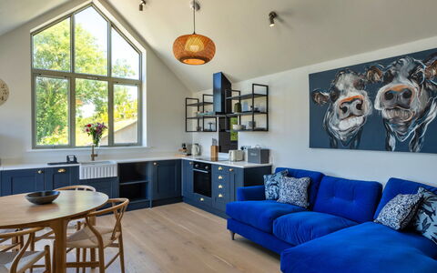 The Cart Shed: Möbel, Interior Design, Flooring, Couch, Holz, Decke, Fussboden, Wohnzimmer, Zimmer, Zuhause