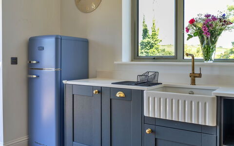 The Cart Shed: Küchengerät, Küche, Interior Design, Major Appliance, Haushaltsgerät, Countertop, Cabinetry, Holzbeize, Farbe