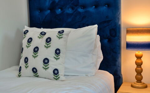 The Cart Shed: Blau, Möbel, Schlafzimmer, Linens, Textil, Bett, Dekokissen, Interior Design, Kissen, Kissen