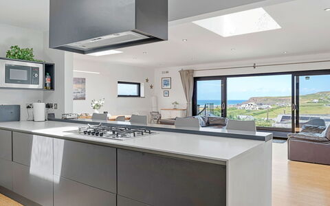 Tregarden: Küche, Küchengerät, Countertop, Interior Design, Major Appliance, Haushaltsgerät, Flooring, Cabinetry, Herd, Möbel