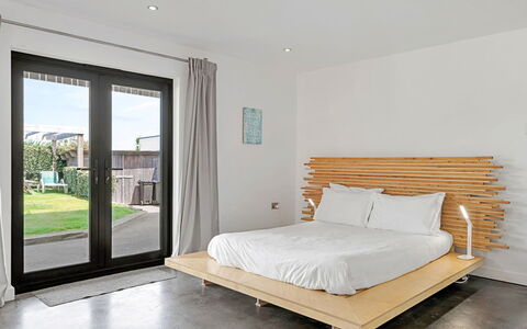 Tregarden: Möbel, Bett, Schlafzimmer, Holz, Flooring, Fussboden, Interior Design, Bettdecke, Bedding, Linens