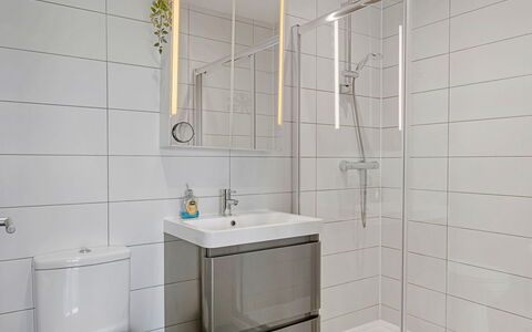 Tregarden: Flooring, Interior Design, Armatur, Badezimmer, Fussboden, Toilette, Installation, Fliese, Zapfhahn, Glas