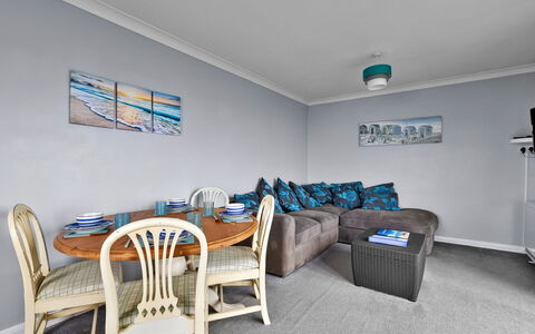 Sea Thrift at Widemouth Bay: Flooring, Interior Design, Fussboden, Möbel, Decke, Zimmer, Wohnung, Wohnzimmer, Couch