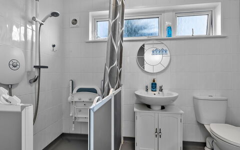Sea Thrift at Widemouth Bay: Interior Design, Armatur, Flooring, Fussboden, Sinken, Installation, Zimmer, Zapfhahn, Badezimmer, Fliese
