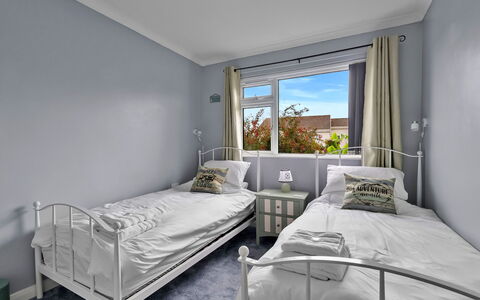 Sea Thrift at Widemouth Bay: Schlafzimmer, Interior Design, Bett, Bedding, Fussboden, Flooring, Decke, Möbel, Bettdecke, Wohnung