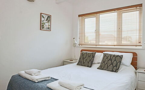 Templemore: Holz, Schlafzimmer, Möbel, Interior Design, Bett, Fussboden, Bettdecke, Bedding, Flooring, Decke
