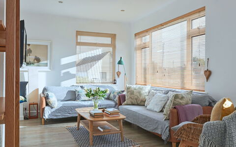 Templemore: Möbel, Interior Design, Couch, Flooring, Wand, Fussboden, Wohnzimmer, Holz, Zuhause, Zimmer