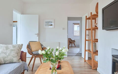 Templemore: Möbel, Interior Design, Flooring, Wand, Fussboden, Holz, Zimmer, Decke, Wohnzimmer, Couch