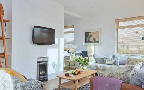 Templemore: Möbel, Interior Design, Couch, Flooring, Wand, Wohnzimmer, Holz, Zimmer, Fussboden, Decke