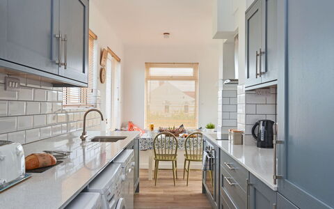 Templemore: Interior Design, Flooring, Küche, Countertop, Möbel, Cabinetry, Holz, Fussboden, Küchengerät, Decke