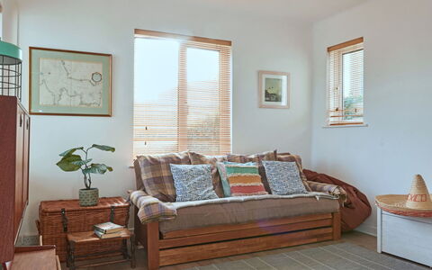 Templemore: Möbel, Interior Design, Couch, Flooring, Wand, Fussboden, Holz, Kissen, Zimmer, Wohnzimmer