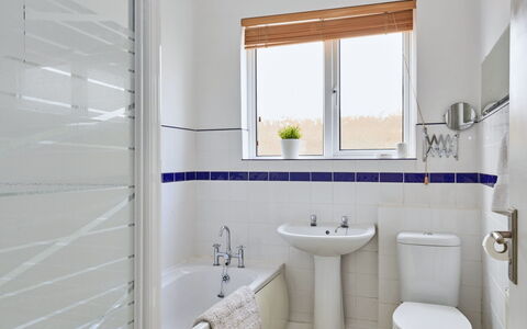Templemore: Badezimmer, Armatur, Flooring, Wand, Fussboden, Interior Design, Zapfhahn, Sinken, Fliese, Installation