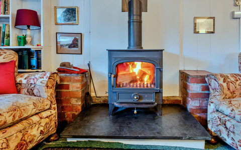 Millook Water: Feuerstelle, Möbel, Holzofen, Kamin, Kamin, Wohnzimmer, Backstein, Hitze, Steinofen