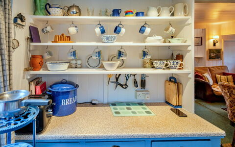 Millook Water: Blau, Möbel, Regal, Regale, Interior Design, Holz, Küche, Beleuchtung, Geschirr, Cabinetry