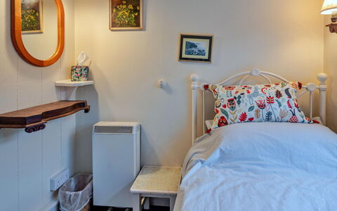 Millook Water: Möbel, Interior Design, Wand, Schlafzimmer, Bett, Bettdecke, Bedding, Zimmer, Textil, Beleuchtung