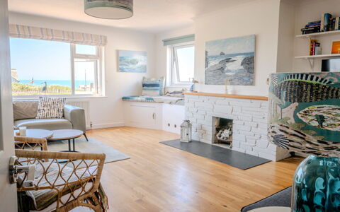 Trecane: Möbel, Interior Design, Flooring, Fussboden, Decke, Zimmer, Wohnzimmer, Stuhl, Couch