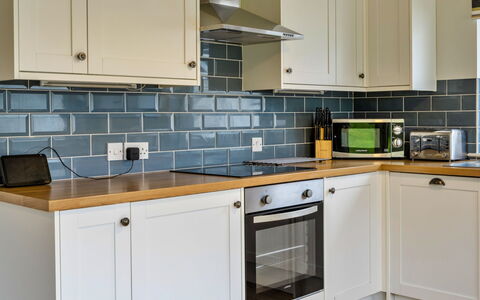 Trecane: Countertop, Küche, Cabinetry, Küchengerät, Flooring, Interior Design, Major Appliance, Fussboden, Schublade, Zapfhahn