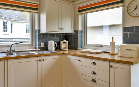 Trecane: Küche, Countertop, Interior Design, Küchengerät, Cabinetry, Holz, Flooring, Major Appliance, Decke, Beleuchtung