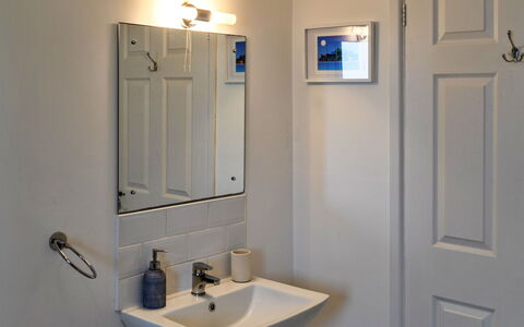 Trecane: Bad Sink, Wand, Armatur, Sinken, Zapfhahn, Installation, Interior Design, Spiegel, Badezimmer, Zimmer