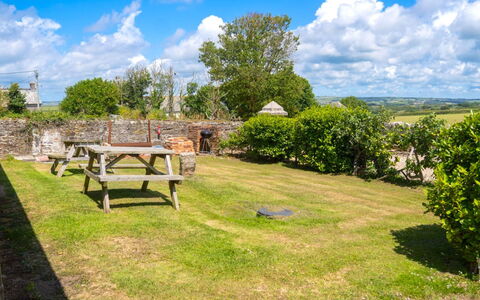 Rosemary Cottage at Widemouth Bay: Ländliches Gebiet, Ground, Garten, Hütte, Rasen, Landscaping, Gartenmöbel, Garten, Hinterhof