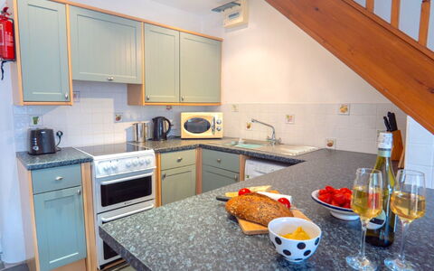 Rosemary Cottage at Widemouth Bay: Küche, Countertop, Küchengerät, Major Appliance, Spüle, Cabinetry, Interior Design, Flooring, Möbel, Sinken